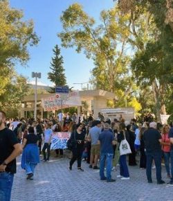 Η εγρήγορση των φοιτητών και της πανεπιστημιακής κοινότητας απέτρεψε την εισβολή χθες της πανεπιστημιακής αστυνομίας στο Πολυτεχνείο και το ΕΚΠΑ. Σήμερα οι φοιτητές είναι εκεί
